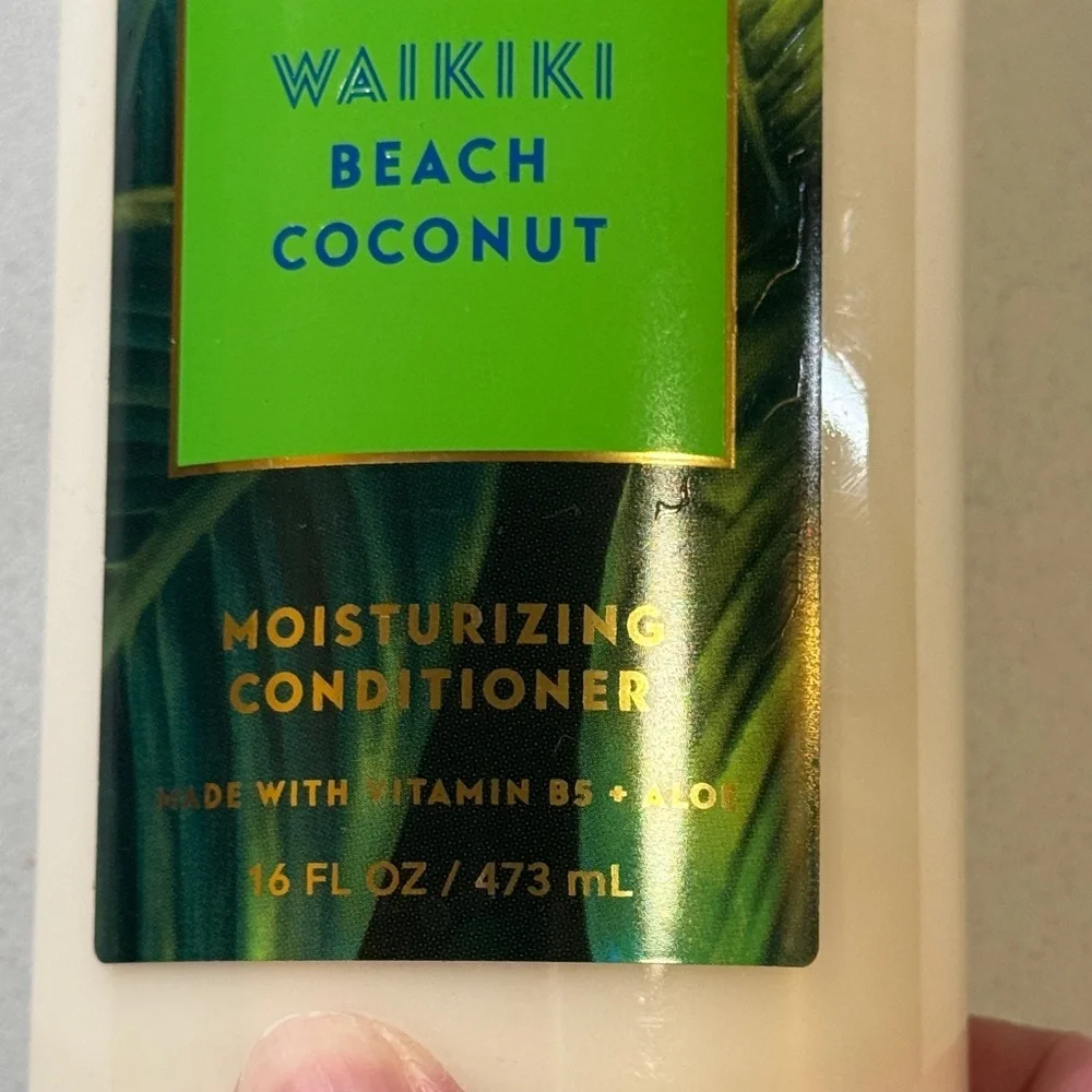 Bath & Body Works Waikiki Beach Coconut Conditioner - Green and Cream